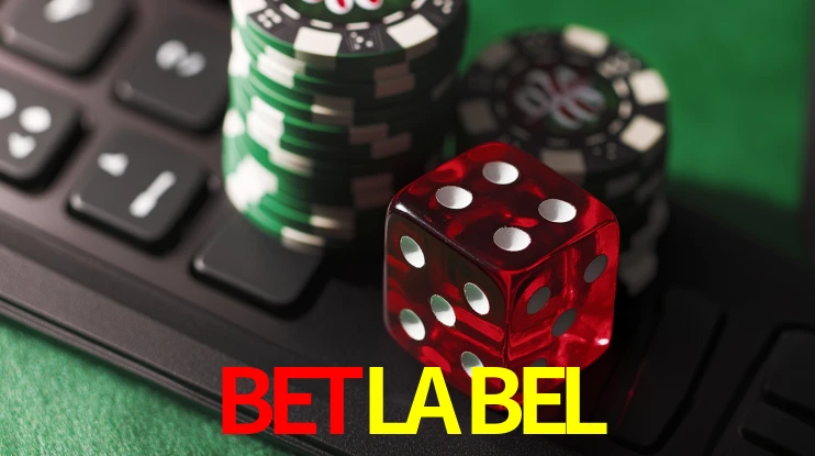 Una escena digital vívida inspirada en casino con BETLABEL mostrado prominentemente, luces brillantes, fichas, cartas y acentos dorados.