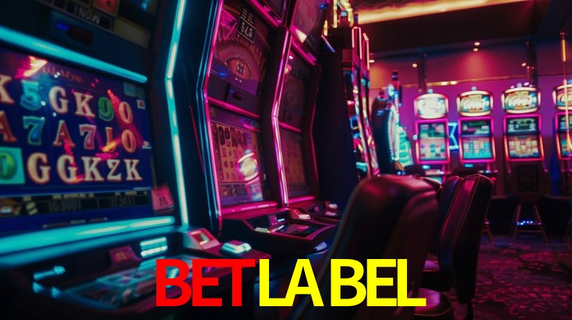 Escena dinámica inspirada en casino con iluminación BETLABEL, cartas, fichas e íconos de juegos digitales en un espacio moderno de juegos.